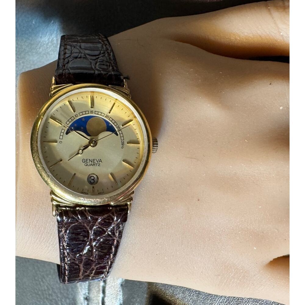 -WATCH WOMEN VTG Rare Moon Phase W/Date Geneva Quartz Watch